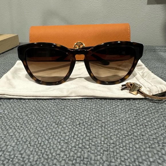 Tory Burch Tortoise Sunglasses with case and drawstring pouch - Picture 4 of 9